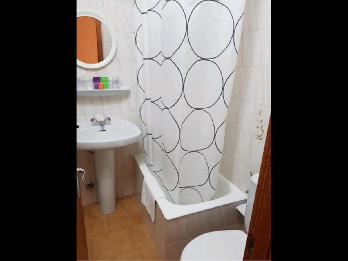 Room In Lodge - Double And Single Room - Pension Oria 1 Luarca Kültér fotó